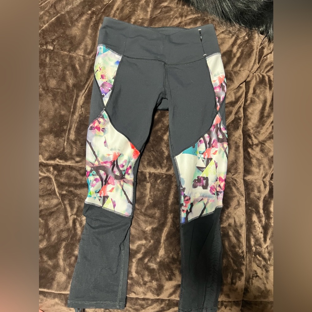 CALIA by Carrie Underwood. Cropped leggings with mesh panel. Size S. RN#104141